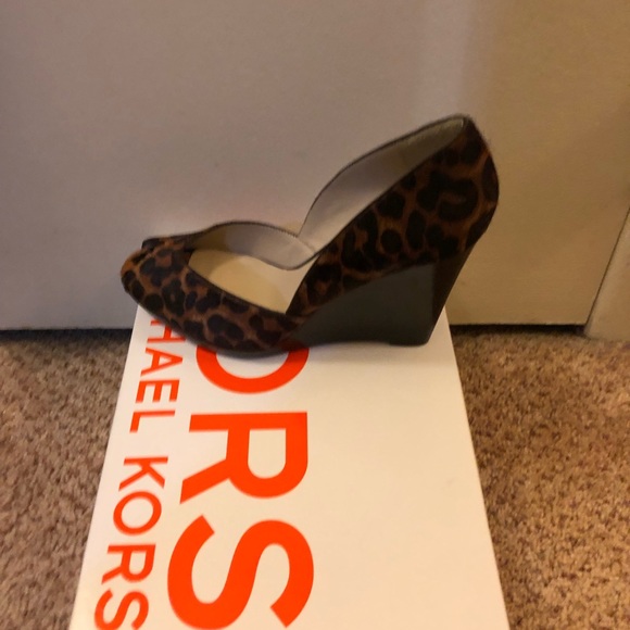 New Michael Kors Leopard Open Toe Wedge - Picture 3 of 4